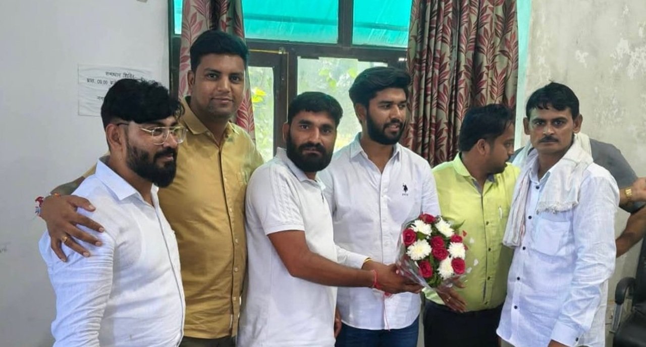 पूर्व चेयरमैन के पोते को मिला निर्विरोध समर्थन, समर्थकों ने निकाली भव्य स्वागत रैली