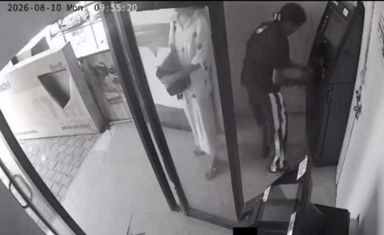 सावधान! धारूहेड़ा में सक्रिय हुआ ‘एटीएम चोर गिरोह’:  CCTV में कैद हुई करतूत