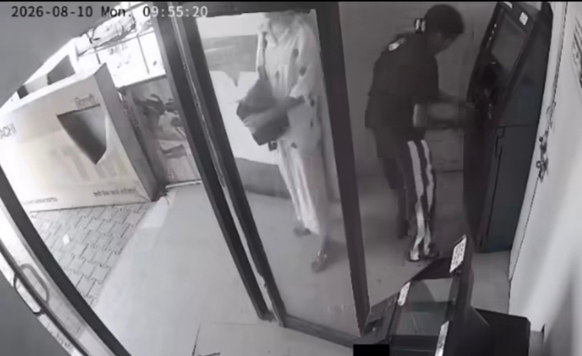 धारूहेड़ा में एटीएम से कैस चोरी करने का प्रयास करती लडकी