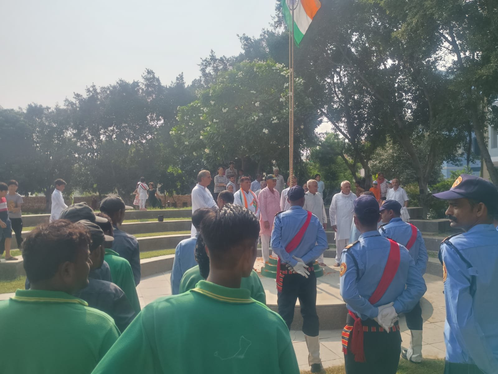 बेस्टेक सोसायटी में किया ध्वजारोहण: