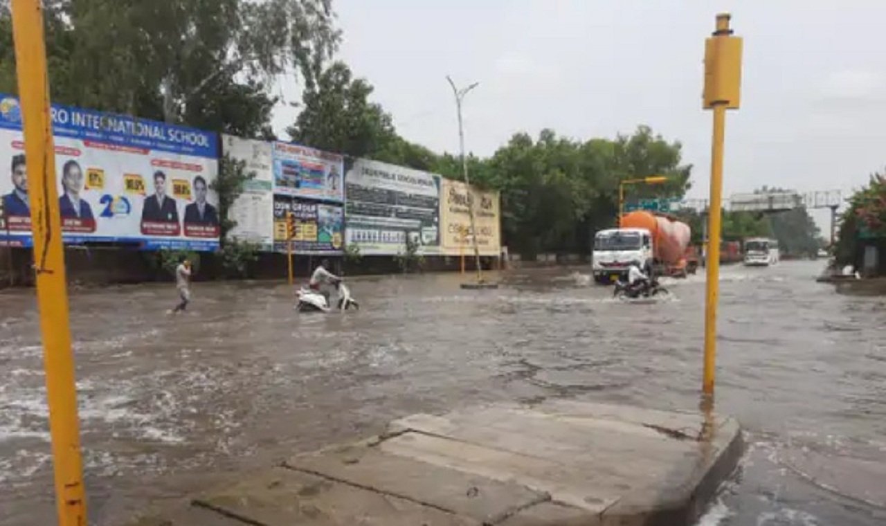 भिवाड़ी से एक बार फिर धारूहेड़ा में आई 'काले पानी' की बाढ़, सड़क पर निकलना हुआ मुश्किल