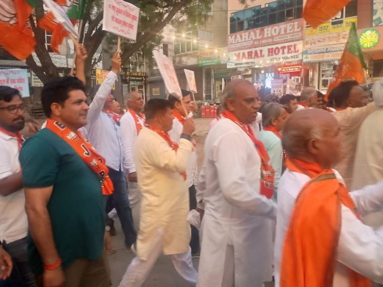 धारूहेड़ा में ‘वंदे मातरम्’ के अपमान के विरोध में निकाला कैंडल मार्च