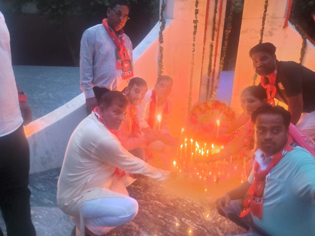धारूहेड़ा में 'वंदे मातरम्' के अपमान के विरोध में निकाला कैंडल मार्च