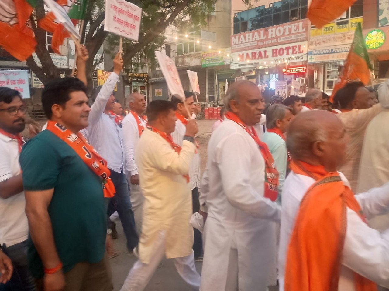 धारूहेड़ा में 'वंदे मातरम्' के अपमान के विरोध में निकाला कैंडल मार्च