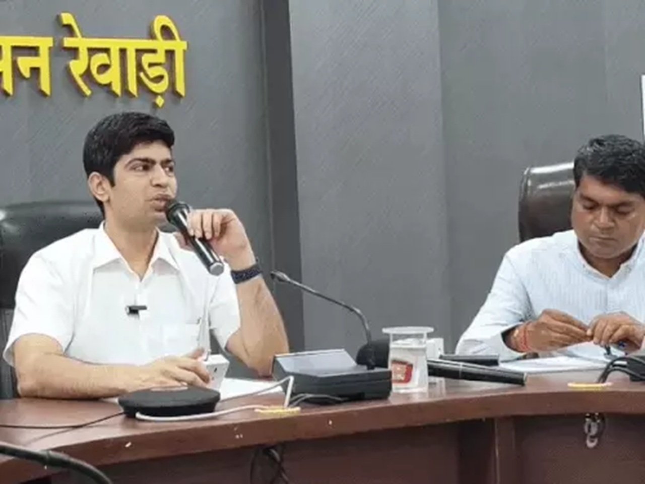 डीसी अभिषेक मीणा रेवाड़ी ने बताया कि हॉफ मैराथन की शुरूआत 6 सितंबर को सुबह 6 बजे अभय सिंह चौक से होगी।