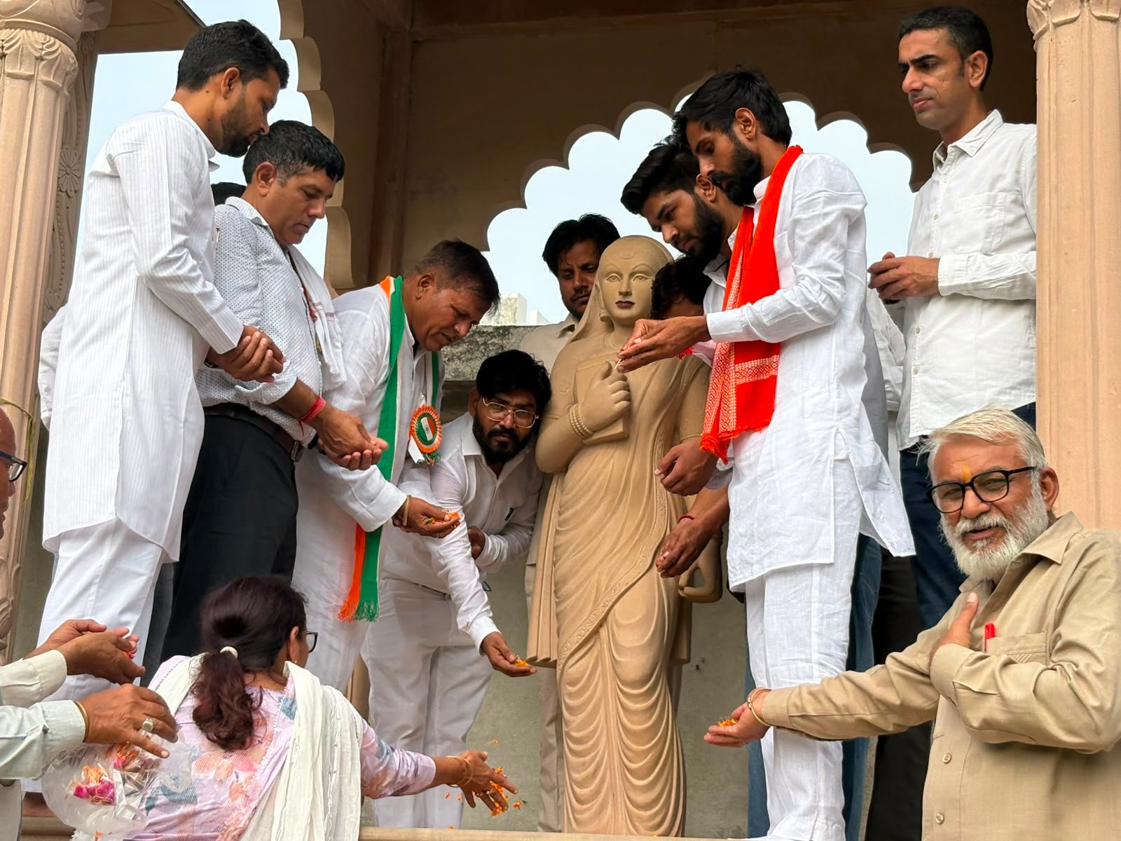पार्षदों ने महात्मा ज्योतिबा फूले व भगत सिंह व अंबेडकर की प्रतिमा पर पुष्प माला अर्पित की