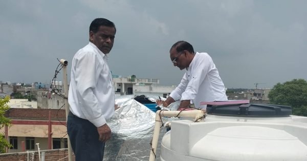 स्वास्थ्य विभाग की टीम द्वारा पानी की ​टंकियों की जांच करते हुए