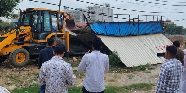  धारूहेड़ा में अवैध कॉलोनी पर चला का बुल्डोजर