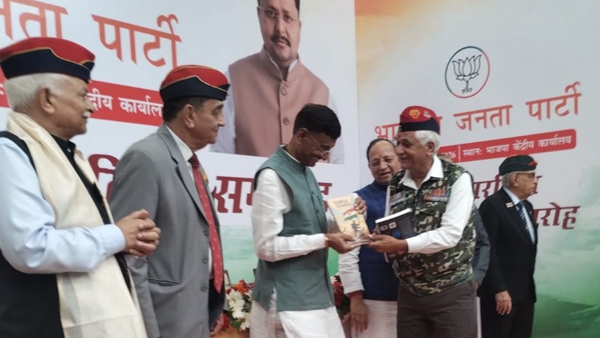 मेजर डॉ. टी. सी. राव ने रक्षा राज्य मंत्री को भेंट की पुस्तक