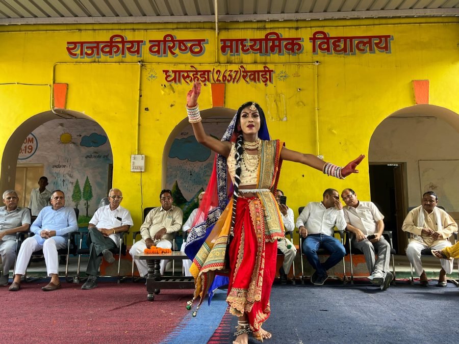 विद्यार्थियों ने देशभक्ति गीत और सांस्कृतिक प्रस्तुतियां देकर उपस्थित लोगों को मंत्रमुग्ध कर दिया।