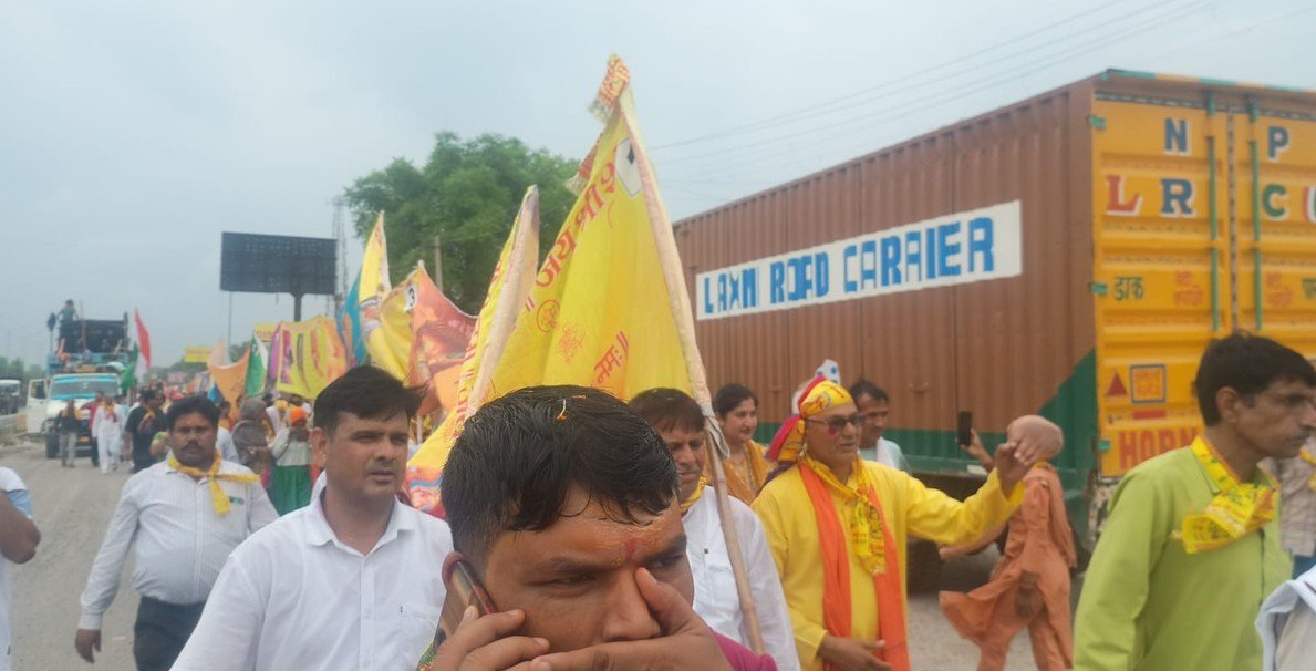 धारूहेड़ा पहुंची 3131 फीट लंबी ध्वजा संग खाटू श्याम पदयात्रा