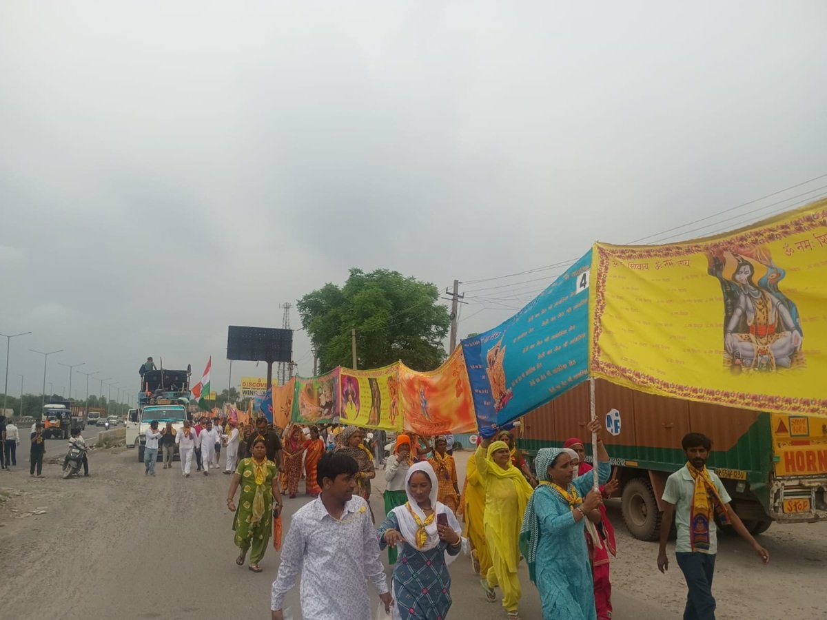 धारूहेड़ा पहुंची 3131 फीट लंबी ध्वजा संग खाटू श्याम पदयात्रा
