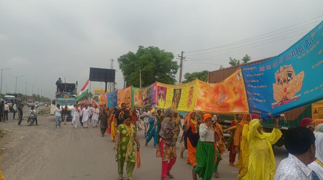धारूहेड़ा पहुंची 3131 फीट लंबी ध्वजा संग खाटू श्याम पदयात्रा
