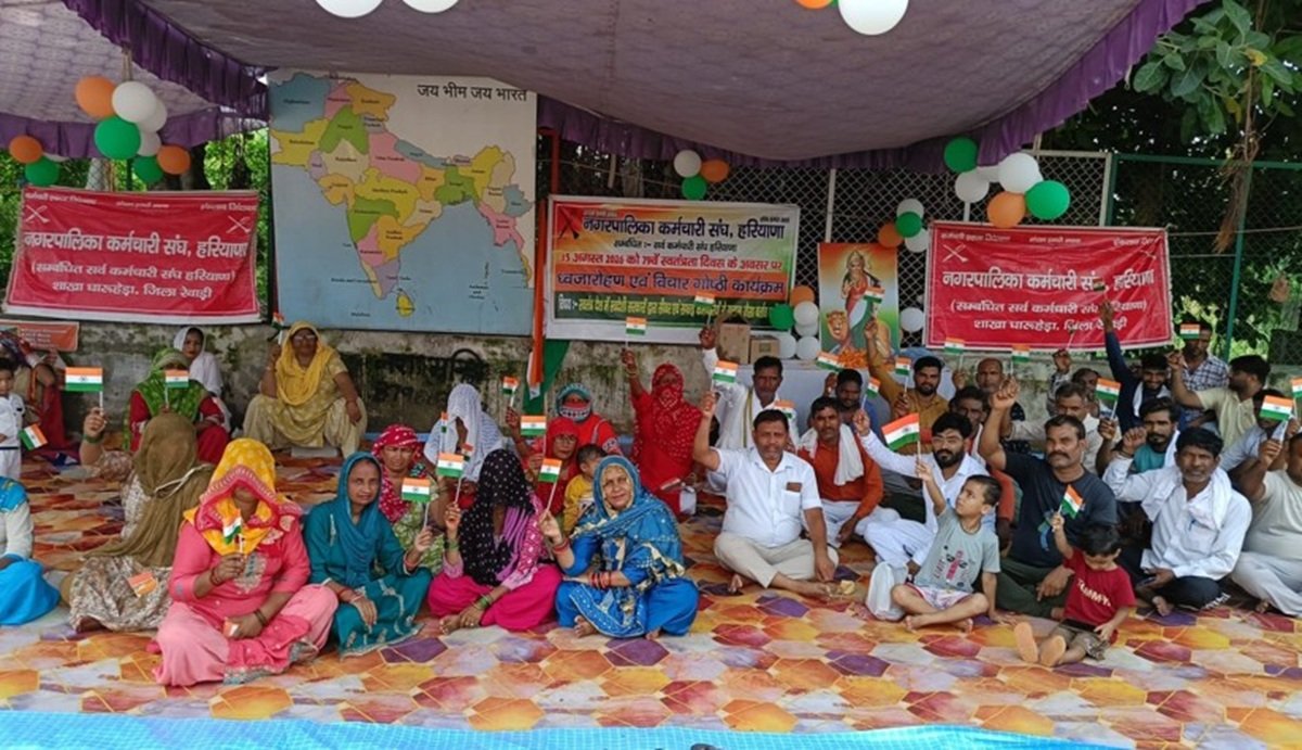 धारूहेड़ा के सफाई कर्मचारी 10 वें दिन रहे हडता, लगाए नारे