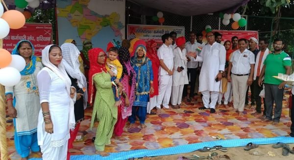 धारूहेड़ा के सफाई कर्मचारी 10 वें दिन रहे हडता, लगाए नारे