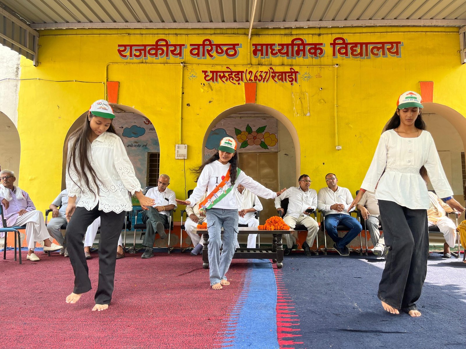 विद्यार्थियों ने देशभक्ति गीत और सांस्कृतिक प्रस्तुतियां देकर उपस्थित लोगों को मंत्रमुग्ध कर दिया।