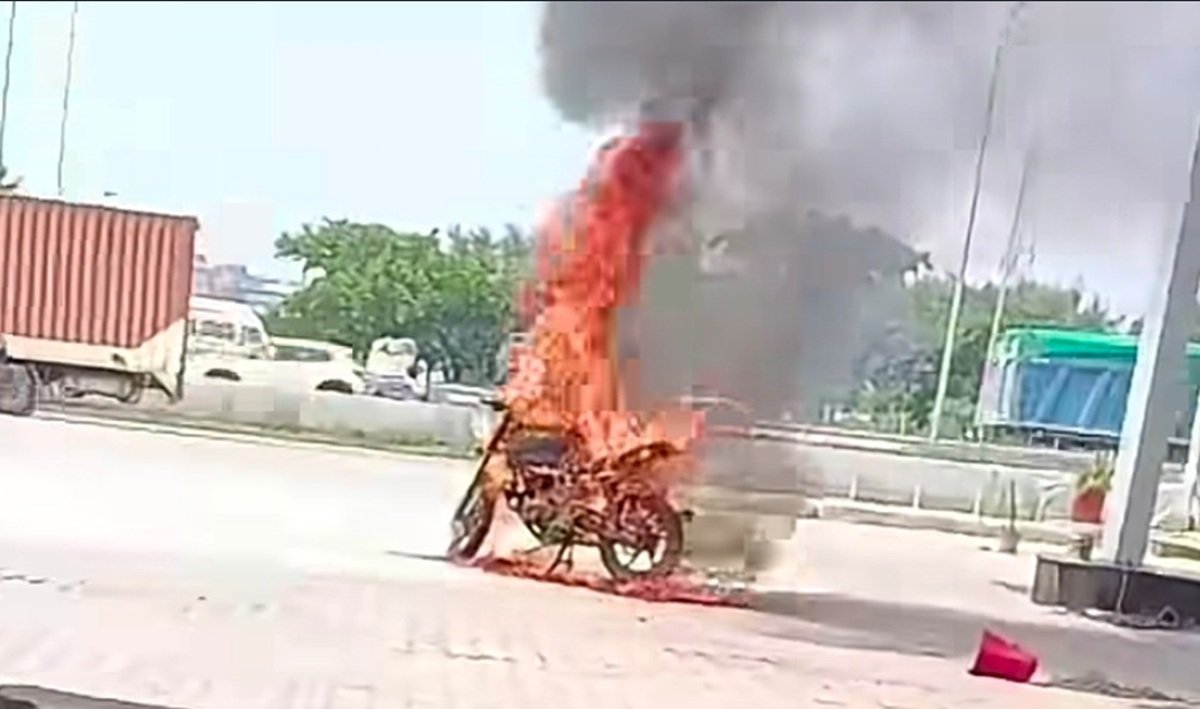 धारूहेड़ा बाइक में लगी आग, 15 मिनट में जलकर राख