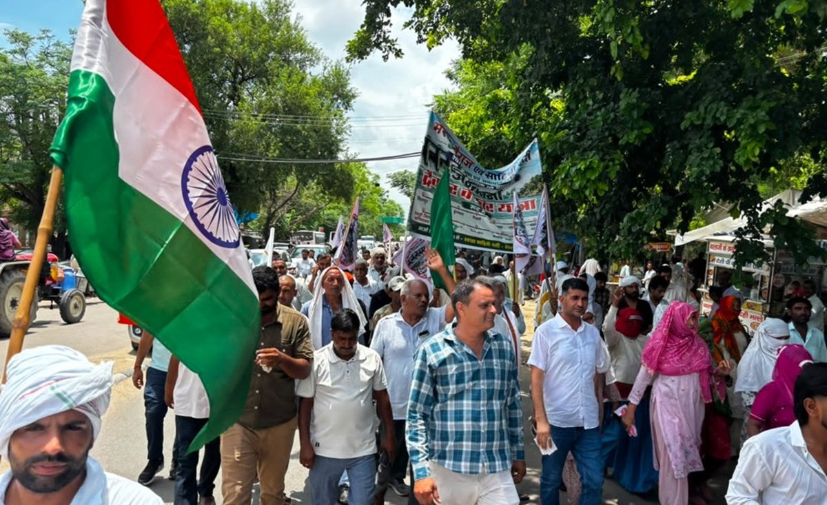 मसानी बैराज व साहबी नदी संरक्षण के लिए सड़कों पर उतरे 35 गांवों के किसान, 250 ट्रैक्टरों के साथ उपायुक्त कार्यालय घेरा