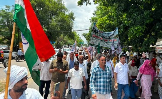 मसानी बैराज व साहबी नदी संरक्षण के लिए सड़कों पर उतरे 35 गांवों के किसान, 250 ट्रैक्टरों के साथ उपायुक्त कार्यालय घेरा