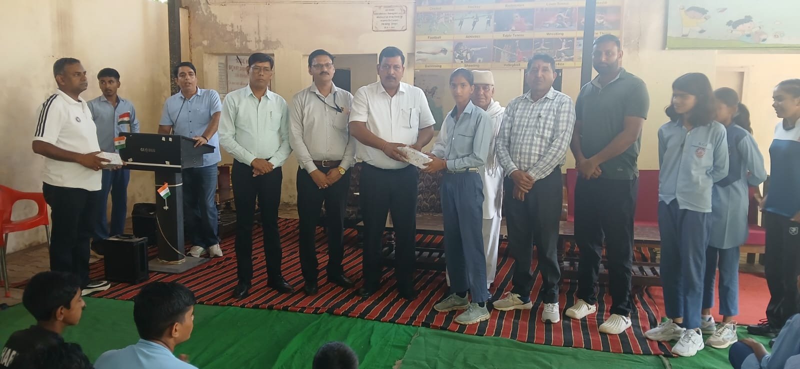 धारूहेड़ा: जिला रेवाड़ी के राजकीय वरिष्ठ माध्यमिक विद्यालय ततारपुर इस्तमुरार के विद्यार्थियों ने स्टेट लेवल नेटबॉल गेम्स में शानदार प्रदर्शन करते हुए विद्यालय व जिले का नाम रोशन किया है।