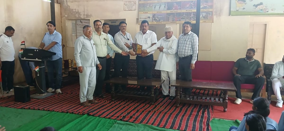 धारूहेड़ा: जिला रेवाड़ी के राजकीय वरिष्ठ माध्यमिक विद्यालय ततारपुर इस्तमुरार के विद्यार्थियों ने स्टेट लेवल नेटबॉल गेम्स में शानदार प्रदर्शन करते हुए विद्यालय व जिले का नाम रोशन किया है।