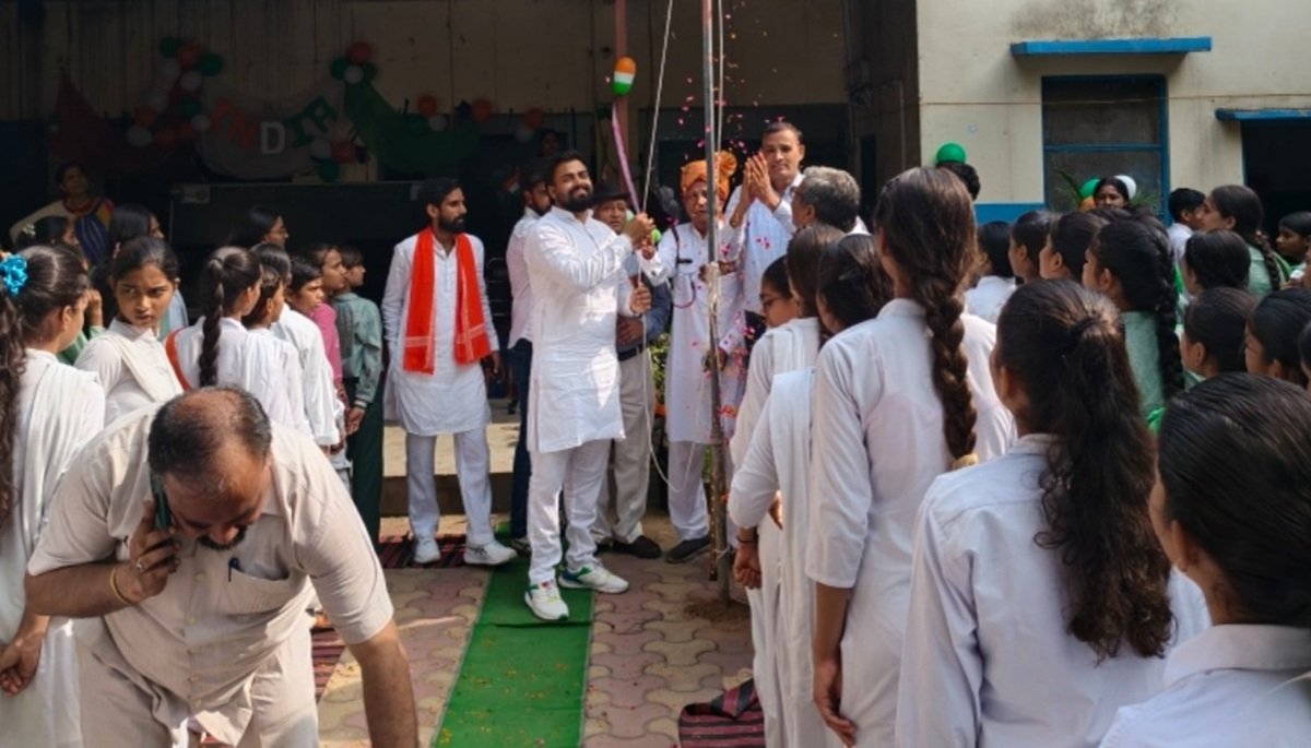 राजकीय कन्या वरिष्ठ माध्यमिक विद्यालय धारूहेड़ा में देशभक्ति के साथ संपन्न हुआ ध्वजारोहण