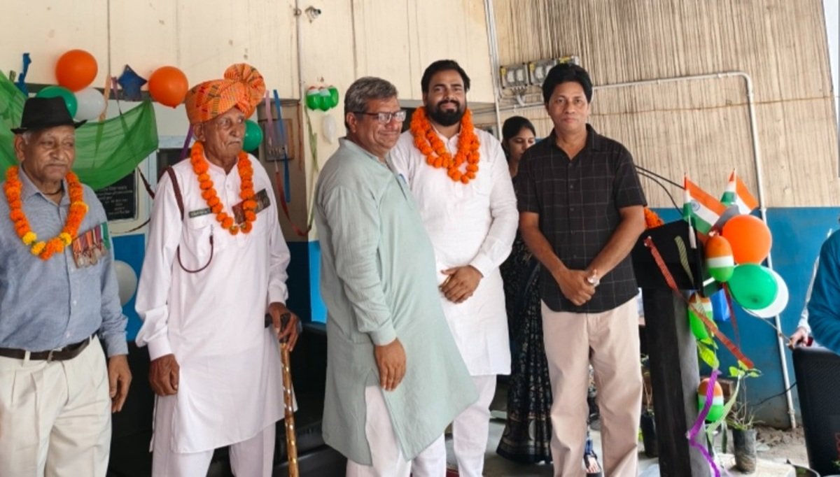 राजकीय कन्या वरिष्ठ माध्यमिक विद्यालय धारूहेड़ा में देशभक्ति के साथ संपन्न हुआ ध्वजारोहण