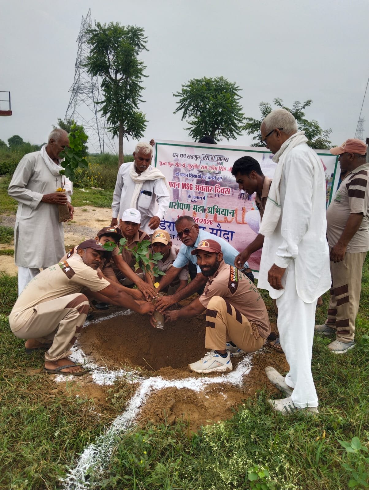 डेरा अनुयायियों ने गुरमीत राम रहीम सिंह के जन्म दिन पर लगाए 1000 पौधे