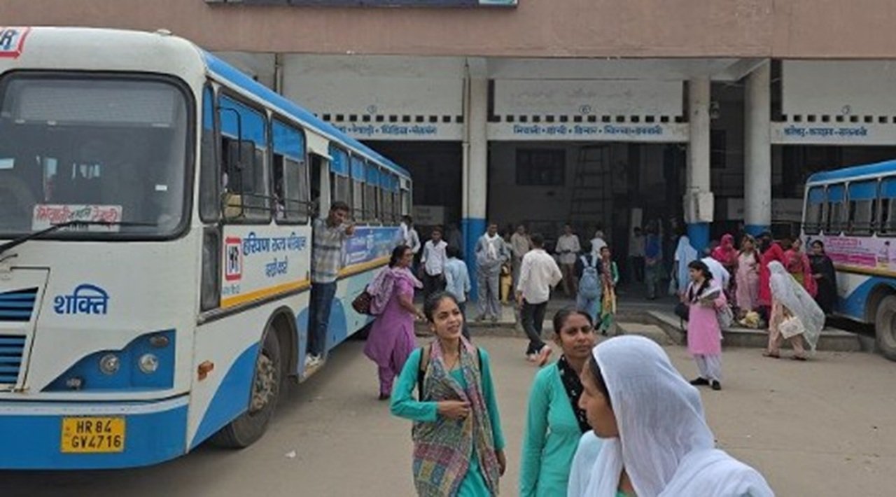 रक्षाबंधन पर मुफ्त यात्रा दावों में सिमटी: रेवाड़ी में घंटों इंतजार के बाद भी नहीं मिली जगह, प्राइवेट बसों की रही चांदी