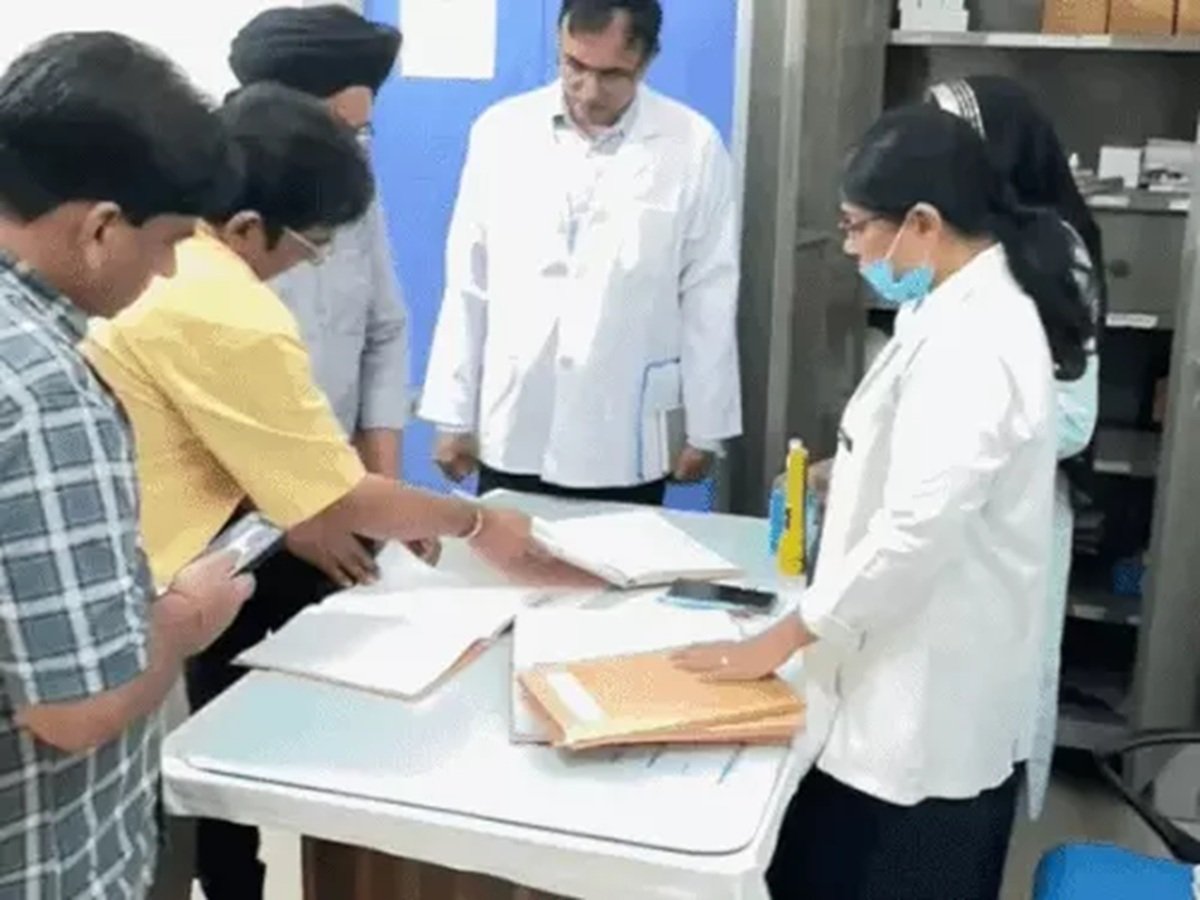 स्वास्थ्य निदेशक डॉ. वीरेंद्र सिंह ने रेवाड़ी अस्पतालो को किया औचक निरीक्षण