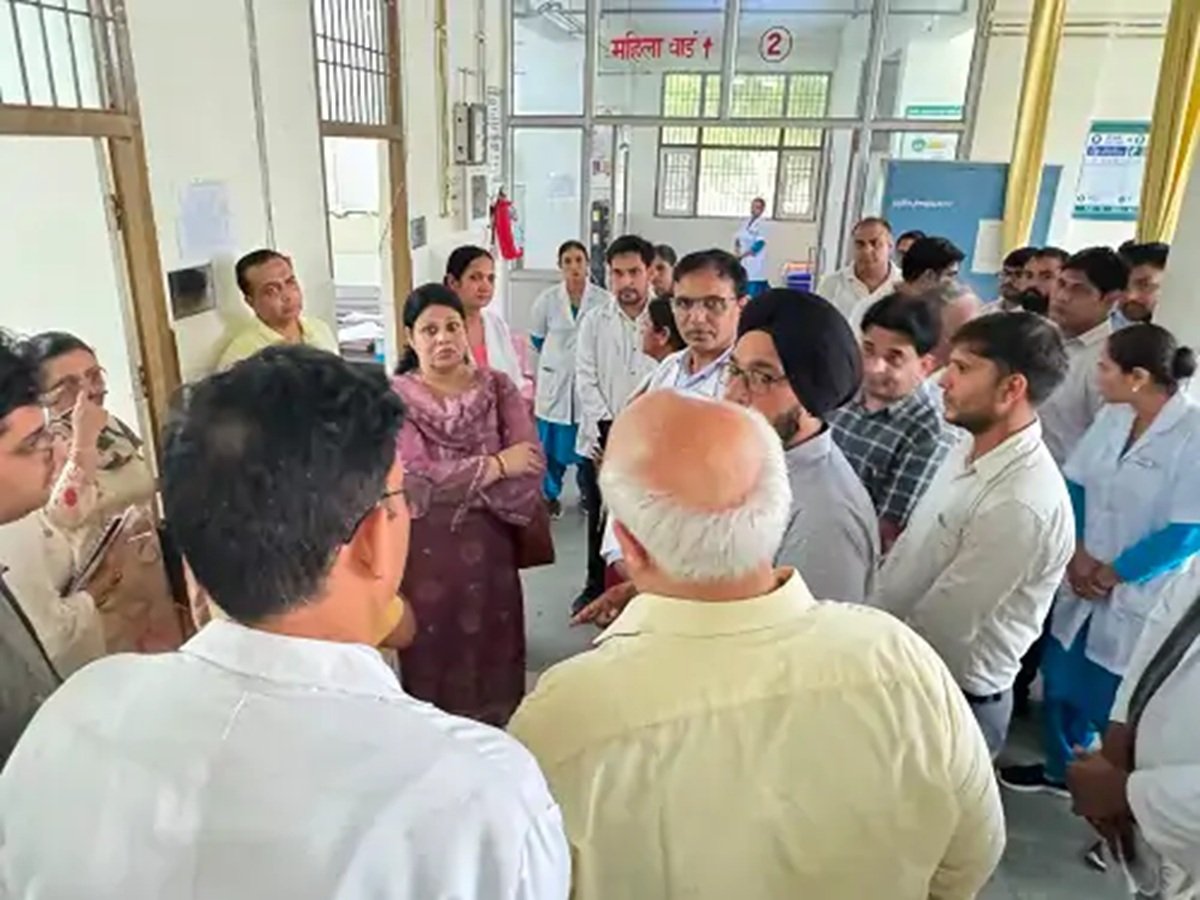 स्वास्थ्य निदेशक डॉ. वीरेंद्र सिंह ने रेवाड़ी अस्पतालो को किया औचक निरीक्षण