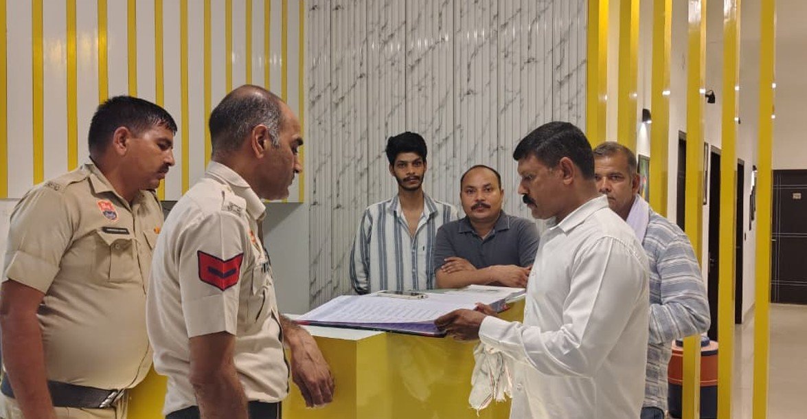 स्वतंत्रता दिवस कार्यक्रमों के लिए अतिरिक्त पुलिस बल तैनात की गई तथा सोमवार को चैकिंग अभियान भी चलाया गया।