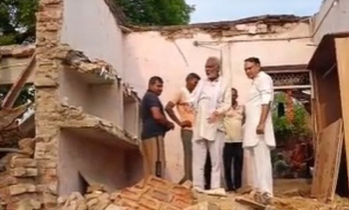 रेवाड़ी के गांव कुहारड में गिरा मकान, मां बेटा मलबे में दबे