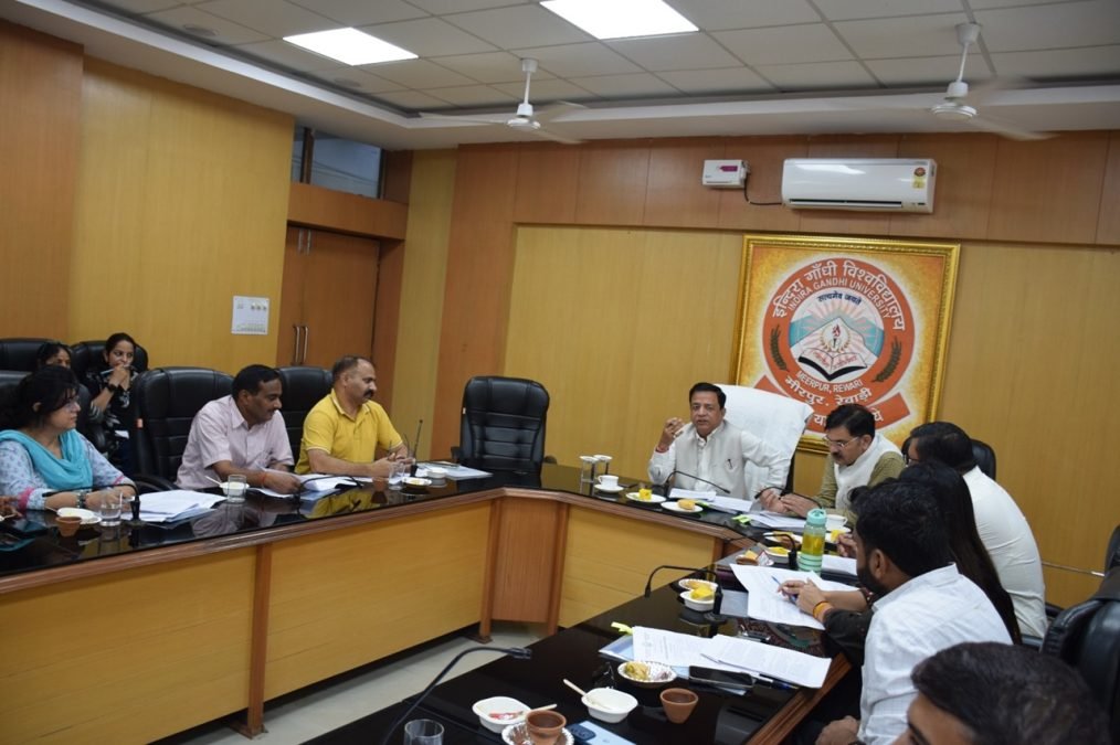 IGU Rewari: इंदिरा गांधी विश्वविद्यालय,   मीरपुर में कुलपति प्रो. असीम मिगलानी की अध्यक्षता में 'युवा कल्याण समिति' की 9वीं बैठक आयोजित की गई।