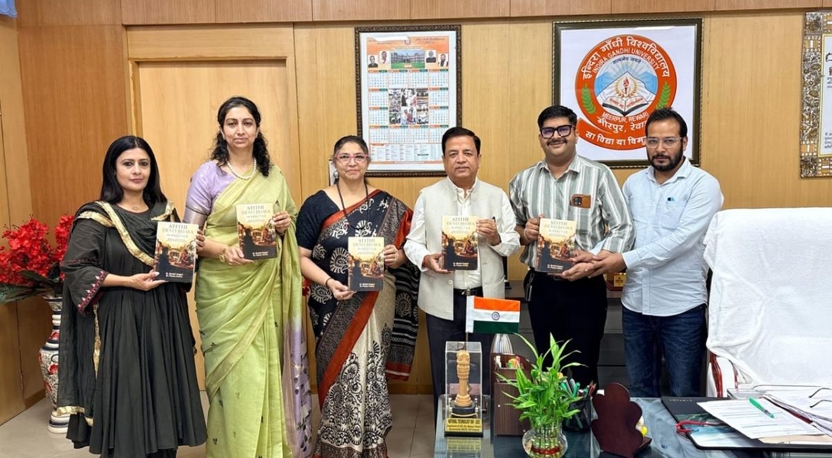 इंदिरा गांधी विश्वविद्यालय (IGU), मीरपुर में पर्यटन व आतिथ्य क्षेत्र से जुड़ी एक महत्वपूर्ण अकादमिक उपलब्धि के तहत ‘अतिथि देवो भव इन प्रैक्टिस: ब्रिजिंग ट्रेडिशन एंड मॉडर्न हॉस्पिटैलिटी सर्विस’ पुस्तक का औपचारिक विमोचन किया