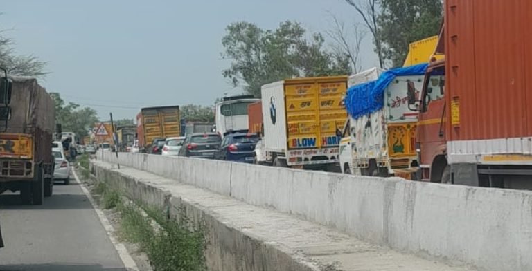दिल्ली जयुपर हाईवे पर लगा जाम, दिल्ली जाने वाले सावधान