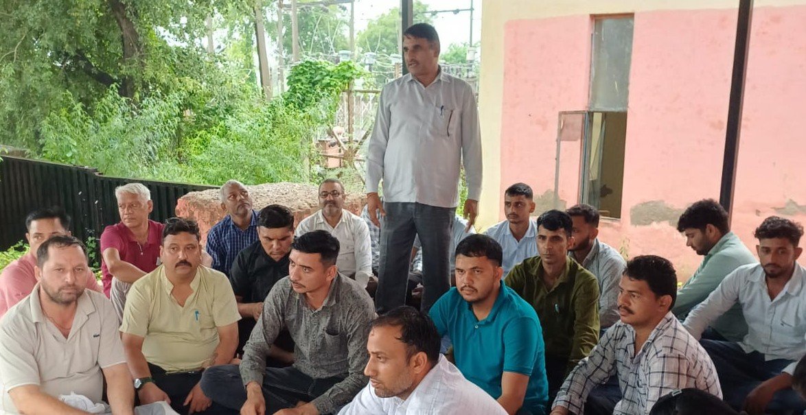 धारूहेड़ा: हरियाणा बिजली कर्मचारी एवं इंजीनियर संयुक्त संघर्ष मोर्चा ने शनिवार को जोनावास में तीन घंटे का विरोध प्रदर्शन किया।