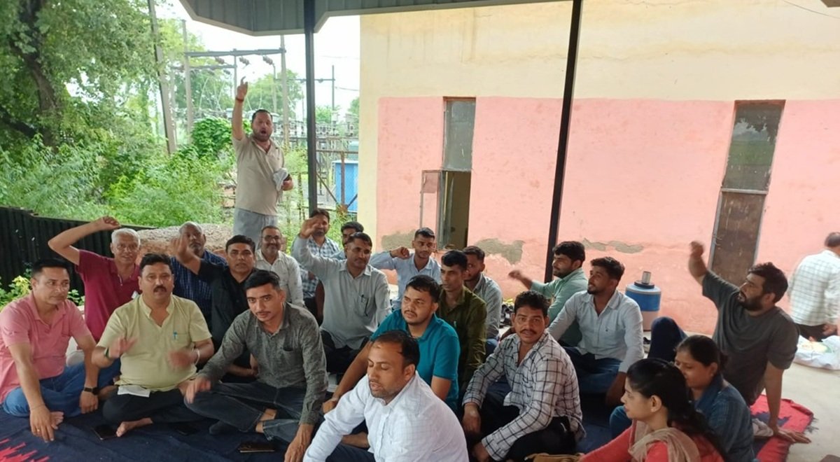 धारूहेड़ा: हरियाणा बिजली कर्मचारी एवं इंजीनियर संयुक्त संघर्ष मोर्चा ने शनिवार को जोनावास में तीन घंटे का विरोध प्रदर्शन किया।