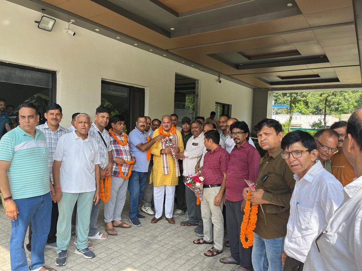 रेवाड़ी: श्रीराम के जयकारों के साथ पत्रकार अयोध्या के रवाना, विधायक लक्ष्मण यादव ने दिखाई हरी झंडी रेवाड़ी