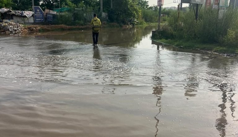 भिवाड़ी ने फिर छोड़ा जहरीला काला पानी: धारूहेड़ा की सड़कें और हाइवे जलमग्न, बाढ़ जैसे बने हालात
