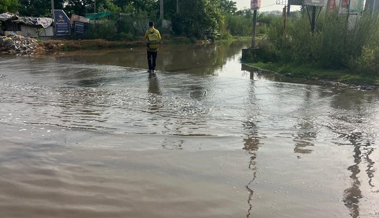 भिवाड़ी ने फिर छोड़ा जहरीला काला पानी: धारूहेड़ा की सड़कें और हाइवे जलमग्न, बाढ़ जैसे बने हालात