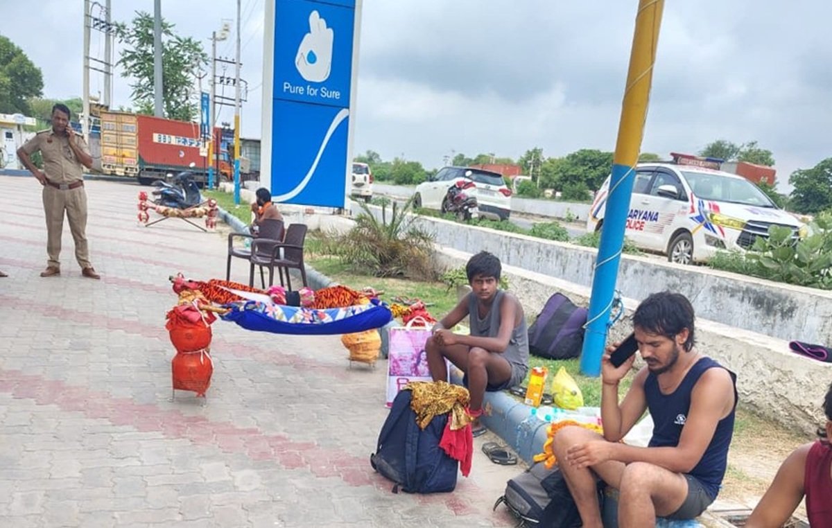 धारूहेड़ा: दिल्ली-जयपुर हाईवे पर ट्रक की टक्कर से गिरी कांवड, जानिए फिर क्या हुआ ? दिल्ली-जयपुर राष्ट्रीय राजमार्ग (NH-48) पर निखरी के निकट एक तेज रफ्तार ट्रक की टक्कर लगने से पैदल जा रहे एक कांवड़िए की कांवड़ खंडित हो गई।