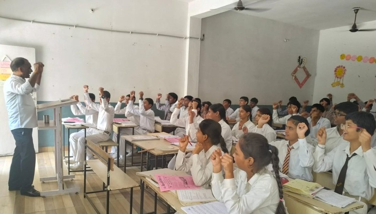 स्वास्थ्य विभाग की टीम द्वारा केडीएम स्कूल धारूहेड़ा में जागरूक करते हुए