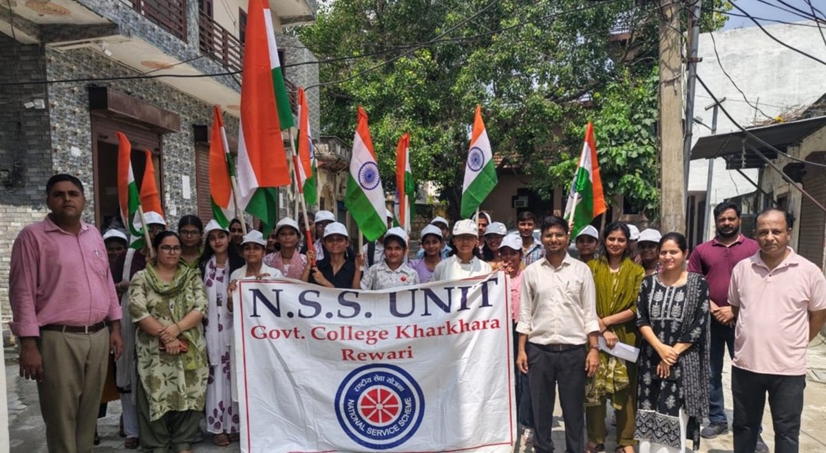 'हर घर तिरंगा' अभियान के तहत सोमवार को राजकीय महाविद्यालय खरखड़ा की राष्ट्रीय सेवा योजना की दोनों इकाइयों द्वारा एक विशाल और ऊर्जावान विशाल तिरंगा रैली' निकाली