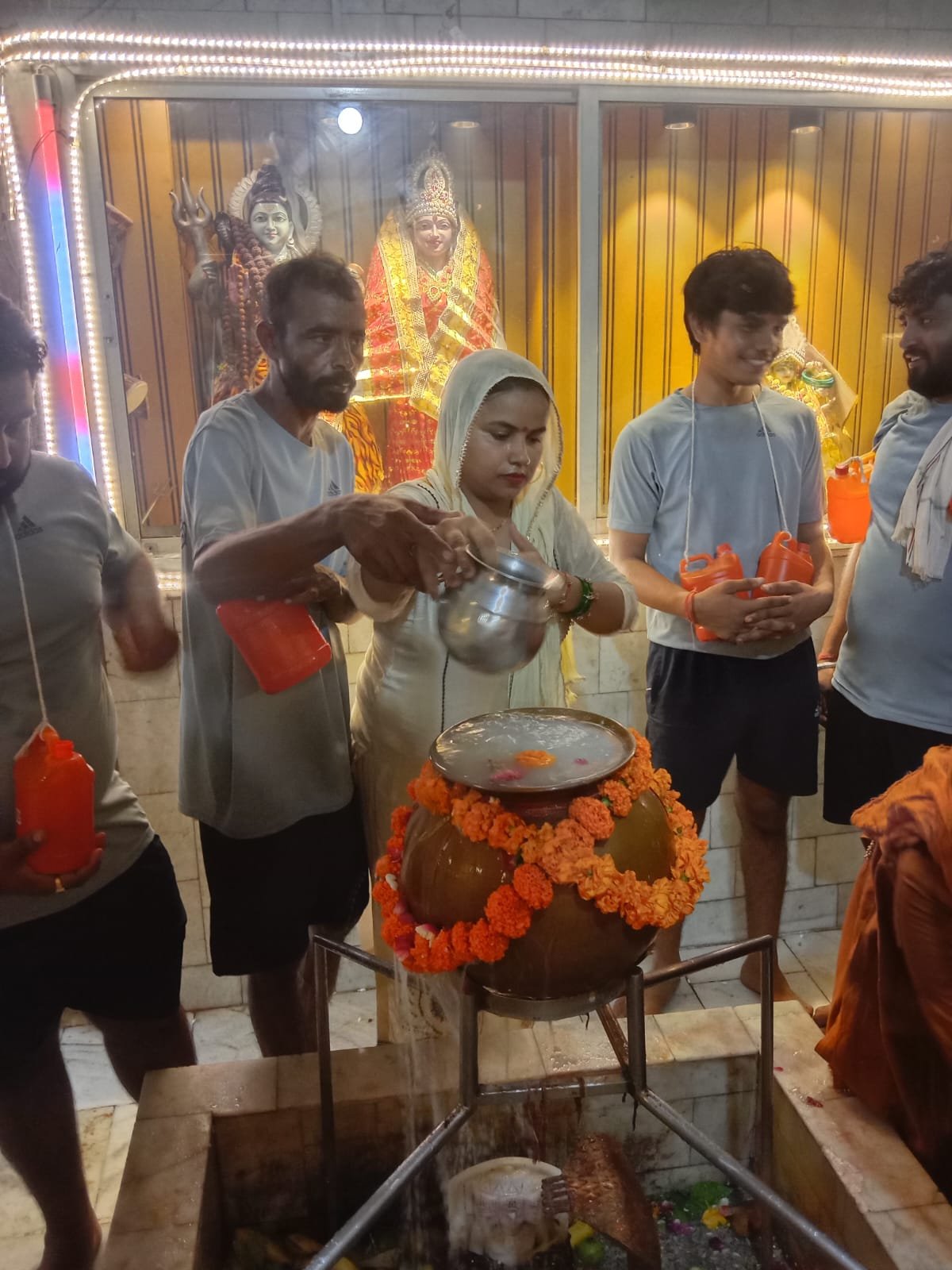 शिव रात्रि पर मंदिरों में उमड़ी भीड़, लगे बम बम के जयकारे धारूहेड़ा: महेश्चरी के शिव मंदिर में जलाभिषेक करते कावडिए