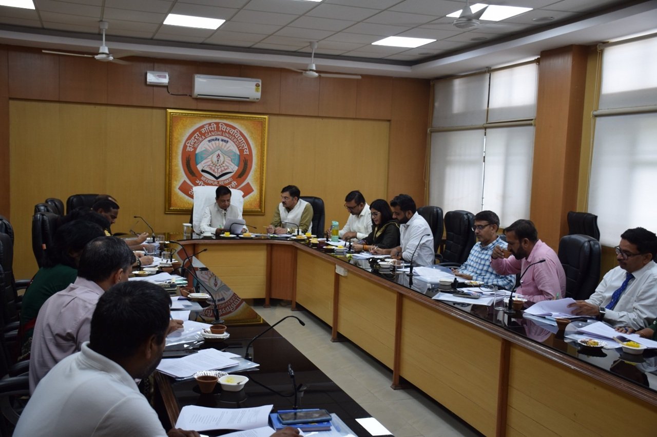 IGU Rewari: इंदिरा गांधी विश्वविद्यालय,   मीरपुर में कुलपति प्रो. असीम मिगलानी की अध्यक्षता में 'युवा कल्याण समिति' की 9वीं बैठक आयोजित की गई।
