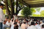 धारूहेड़ा' हिमेश की हत्या के बाद शनिवार को गांव निगांनियावास में पंचायत करते लोग