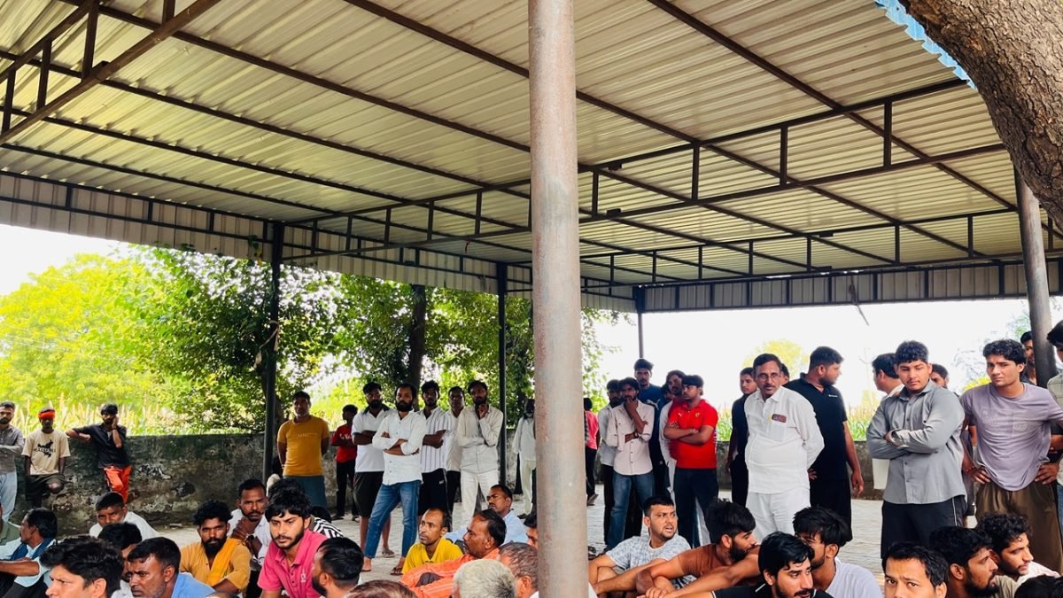 धारूहेड़ा के निगांनियावास में हुई महापंचायत, जानिए सरपंचों ने क्या कहा धारूहेड़ा' हिमेश की हत्या के बाद शनिवार को गांव निगांनियावास में पंचायत करते लोग