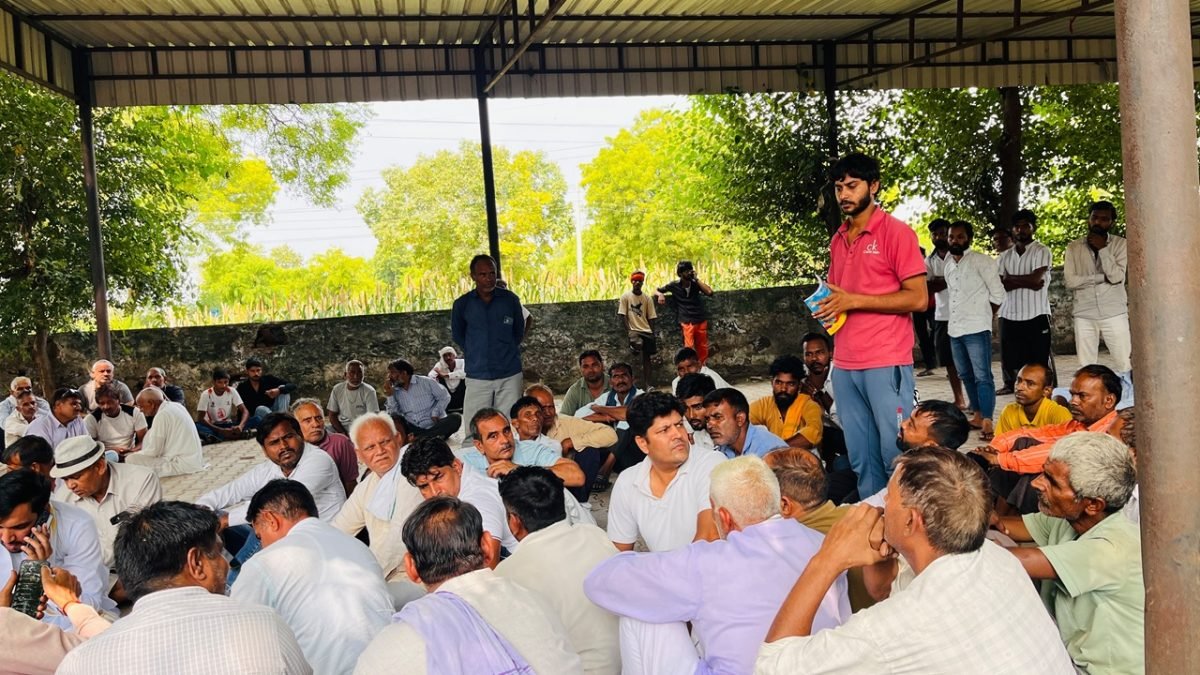 धारूहेड़ा के निगांनियावास में हुई महापंचायत, जानिए सरपंचों ने क्या कहा धारूहेड़ा' हिमेश की हत्या के बाद शनिवार को गांव निगांनियावास में पंचायत करते लोग