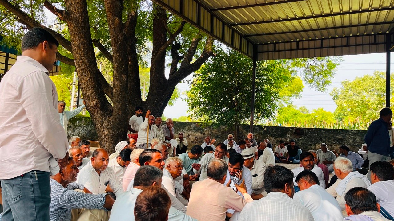 धारूहेड़ा' हिमेश की हत्या के बाद शनिवार को गांव निगांनियावास में पंचायत करते लोग